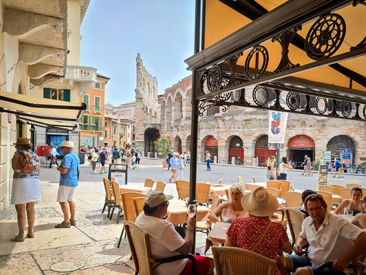 vom Bahnhof zum Hotel - Piazza Bra und Arena di Verona