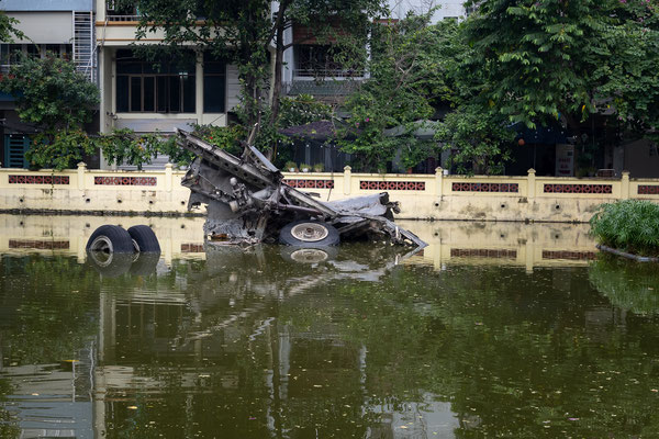 Hanoi - Huu Tiep See - mit abgeschossenem B52 Bomber