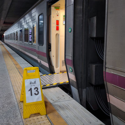 Moderner thailändischer CNR Nachtzug Zug Nummer 9 am Bahnhof Bangkok Krung Thep Aphiwat.