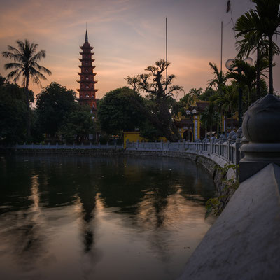 Hanoi - West Lake - Tran Quoc-Pagode - bei Sonnenuntergang