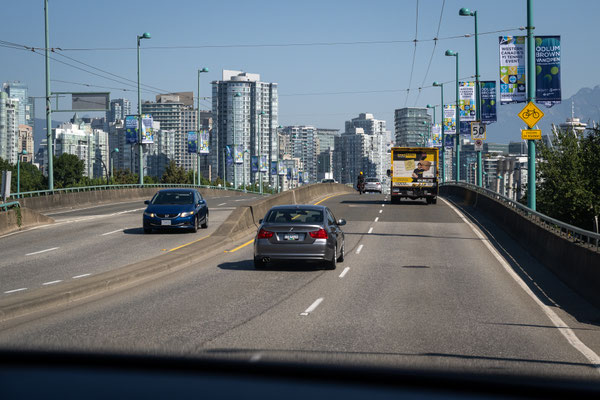 mit dem Auto durch die Stadt - über die Cambie Bridge