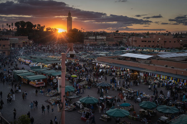 Marrakesch, Dachterrasse C'Café de France' - Aussicht über Djemaa El Fna bei Sonnenuntergang