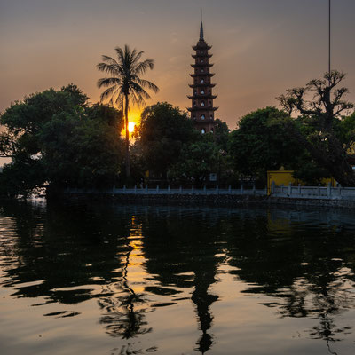 Hanoi - West Lake - Tran Quoc-Pagode - die Sonne geht unter