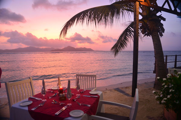 Hotel-Restaurant - zum Dinner gedeckt