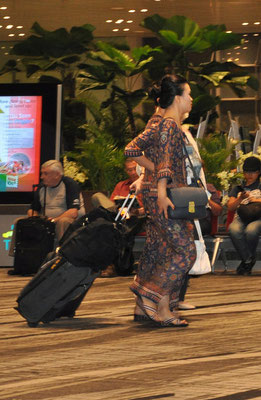 Zwischenstop in Singapore - Flugbegleiterinnen der Singapore Airlines