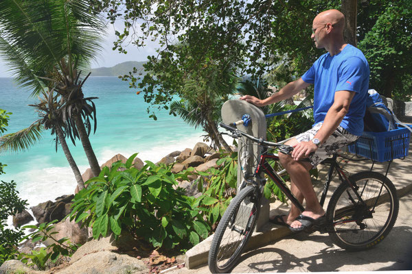 Mit dem Velo unterwegs: Aussicht über Anse Patate