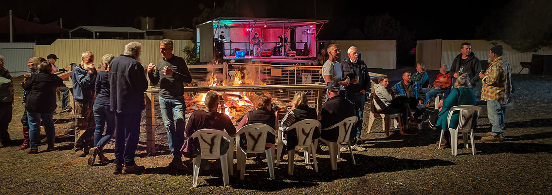 Yowah Pub am Abend - Australischer Country vom Feinsten!