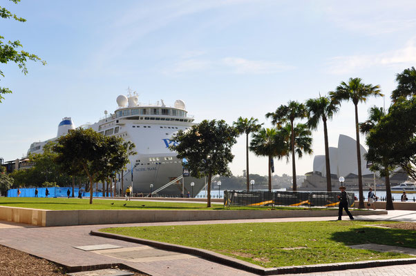 Kreuzfahrtsschiff im Sydney Harbour - vom Circular Quay aus gesehen