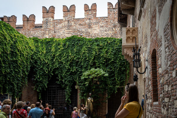 Der ikonische steinerne Balkon an Julias Haus (Casa di Giulietta) in Verona.