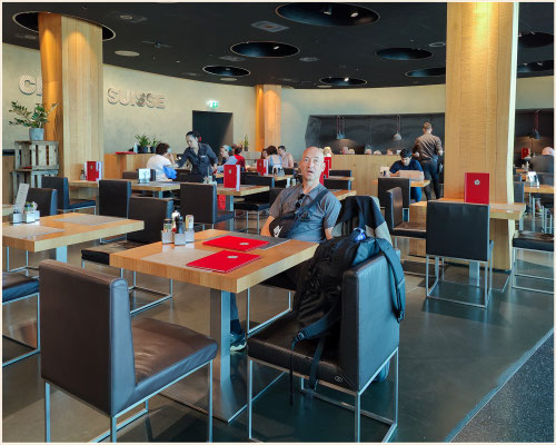 im Edelweis Café am Flughafen Zürich
