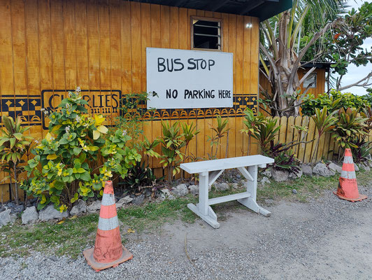 mit dem Bus unterwegs in Rarotonga - Bus Stop beim 'Charlie's Raro'