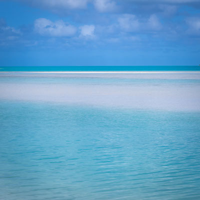 Aitutaki - erster Besuch im 'Blue Lagoon Restaurant & Bar' - mit der Sonne kommen die Farben!