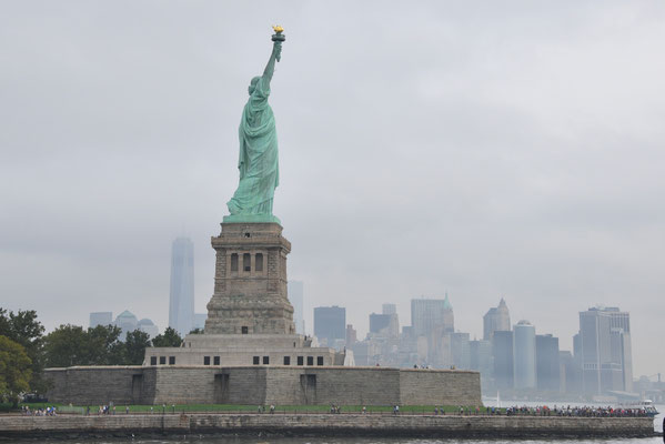Auf dem Weg nach Ellis Island: Freiheitsstatue und Skyline im Hintergrund