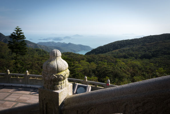 beim Big Buddha - Aussicht zur Südküste von Hong Kong Island