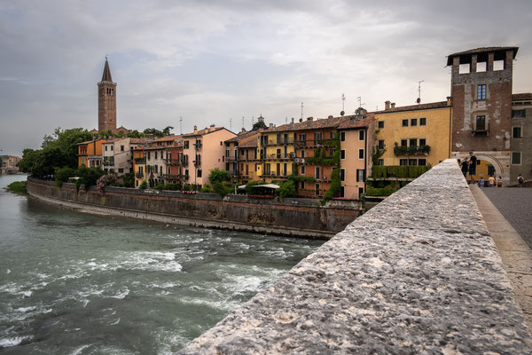Ponte Pietra - Sicht zur Altstadt von Verona