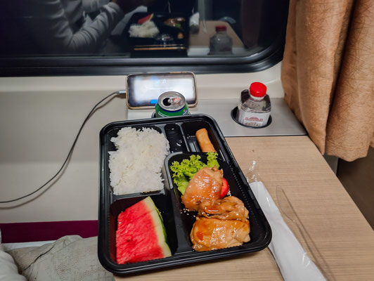 bendessen und Frühstück im First Class Schlafwagen der thailändischen Staatsbahn.