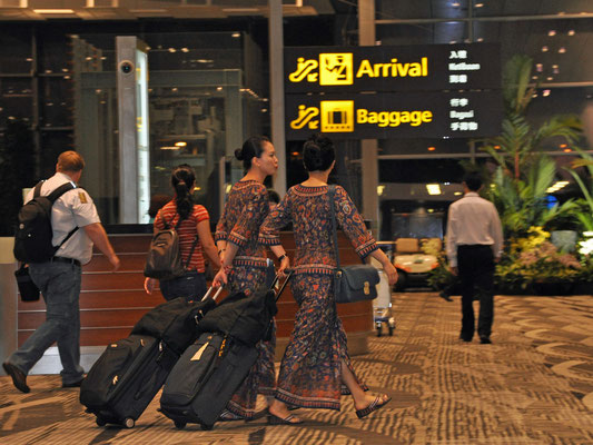 Zwischenstop in Singapore - Flugbegleiterinnen der Singapore Airlines