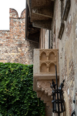 Der ikonische steinerne Balkon an Julias Haus (Casa di Giulietta) in Verona.