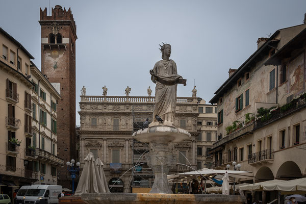 Piazza delle Erbe - Fontana Madonna Verona