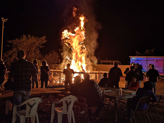 Yowah - Live-Musik am Abend mit riesigem Campfire