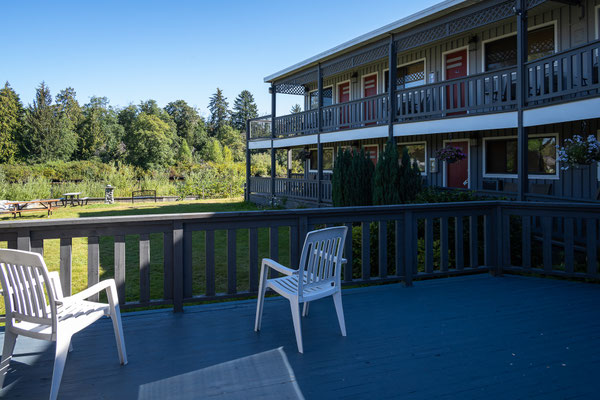 Campbell River Lodge - Garten und Lodge