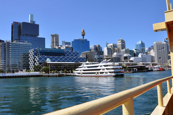 Einfahrt mit der Fähre in den Darling Harbour