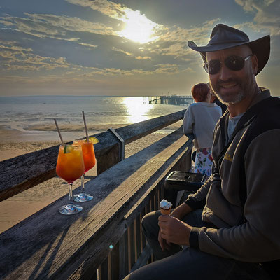 Kingfisher Bay - Sundowner in der 'The Sand Bar'