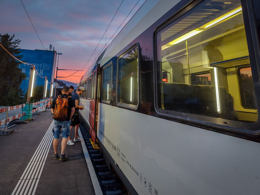 Die Reise beginnt frühmorgens am Bahnhof