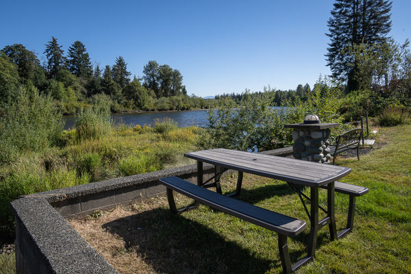 Campbell River Lodge - der Garten direkt am Fluss