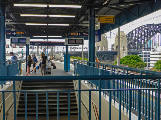 Train-Station Milsons Point - Abfahrt mit dem Zug in die Blue Mountains