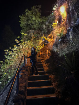 Mit der Treppe auf die Klippen zur Bar Spritz