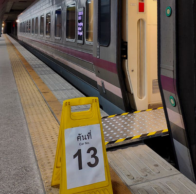 Moderner thailändischer CNR Nachtzug Zug Nummer 9 am Bahnhof Bangkok Krung Thep Aphiwat