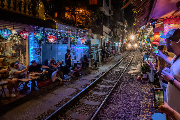 Hanoi - Train Street - der Zug fährt ein...