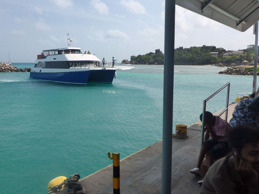 La Passe, Hafen - Die Praslin-Fähre kommt!