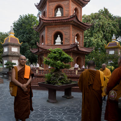 Hanoi - West Lake - Tran Quoc-Pagode - Buddhistische Mönche