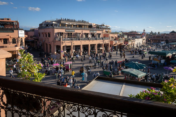 Marrakesch - Restaurant 'Zeitoun Café', Dachterrasse  mit Aussicht über den Platz 'Djemaa El Fna'