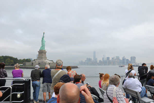 Auf dem Weg nach Ellis Island: Freiheitsstatue und Skyline im Hintergrund