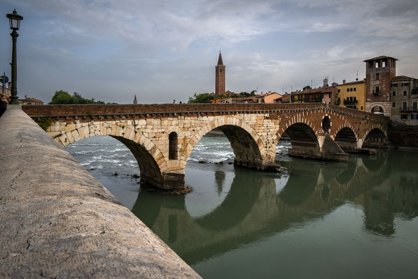 Ponte Pietra - auf der anderen Seite der Brücke