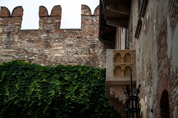 Der ikonische steinerne Balkon an Julias Haus (Casa di Giulietta) in Verona.