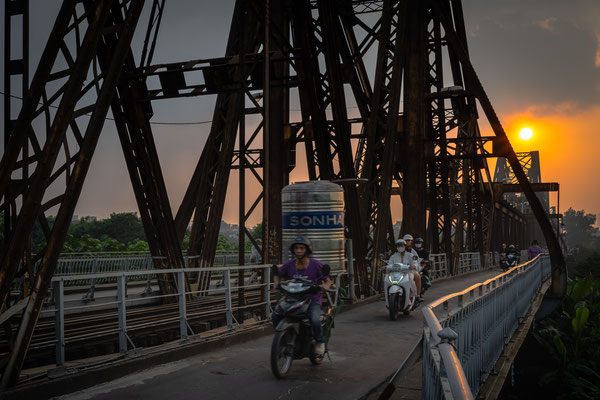 Hanoi - Long Bien Brücke - die Sonne geht unter