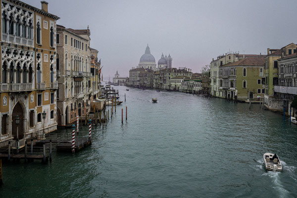 Venedig - Aussicht von der Ponte dell'Accademia zur Basilica di Santa Maria della Salute