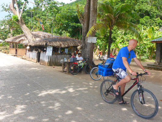 Mit dem Velo unterwegs: Ostküste, Früchtestand mit Drinks