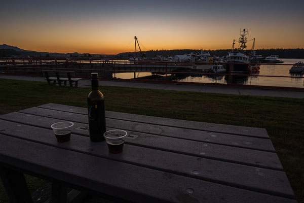 Port McNeill Waterfront - ein Glas auf unseren Bären!