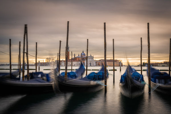 Venedig - Riva degli Schiavoni, Uferpromenade mit Gondeln und der Insel San Giorgio Maggiore im Hintergrund