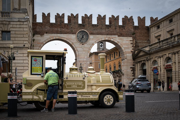 Das historische Stadttor Portoni della Bra in Verona – Romeos Fluchtweg.