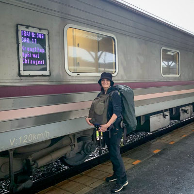 Moderner thailändischer CNR Nachtzug Zug Nummer 9 am Bahnhof Chiang Mai