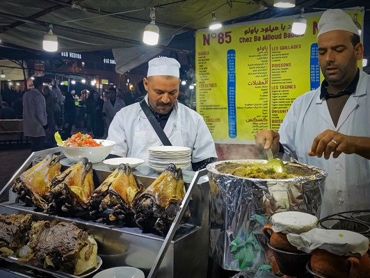 Marrakesch - Djemaa El Fna bei Nacht - Essensstand mit Schafsköpfen