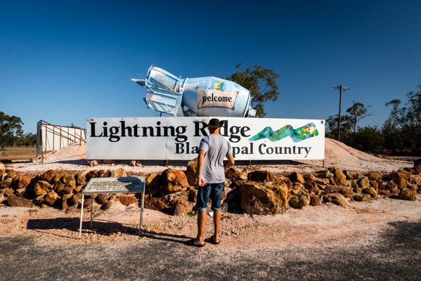 Lightning Ridge - am Eingang des Städtchens