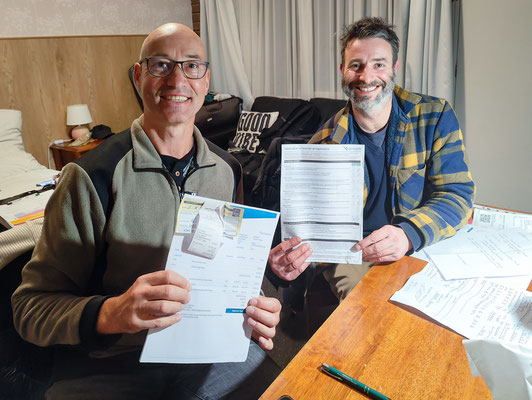 Vertrag und sonstiger Papierkram