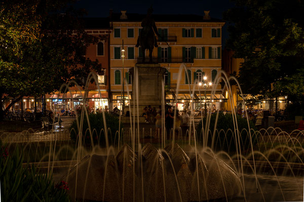 Fontana die Piazza Bra mit Statua die Vittorio Emanuele II